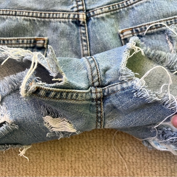 LEVI’S VINTAGE 550 DISTRESSED RELAXED FIT JEAN SHORTS SIZE 14 - Picture 3 of 7